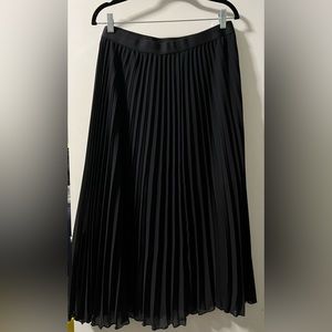 👗👗👗 H&M Semi-Sheer Pleated Midi Skirt Size L